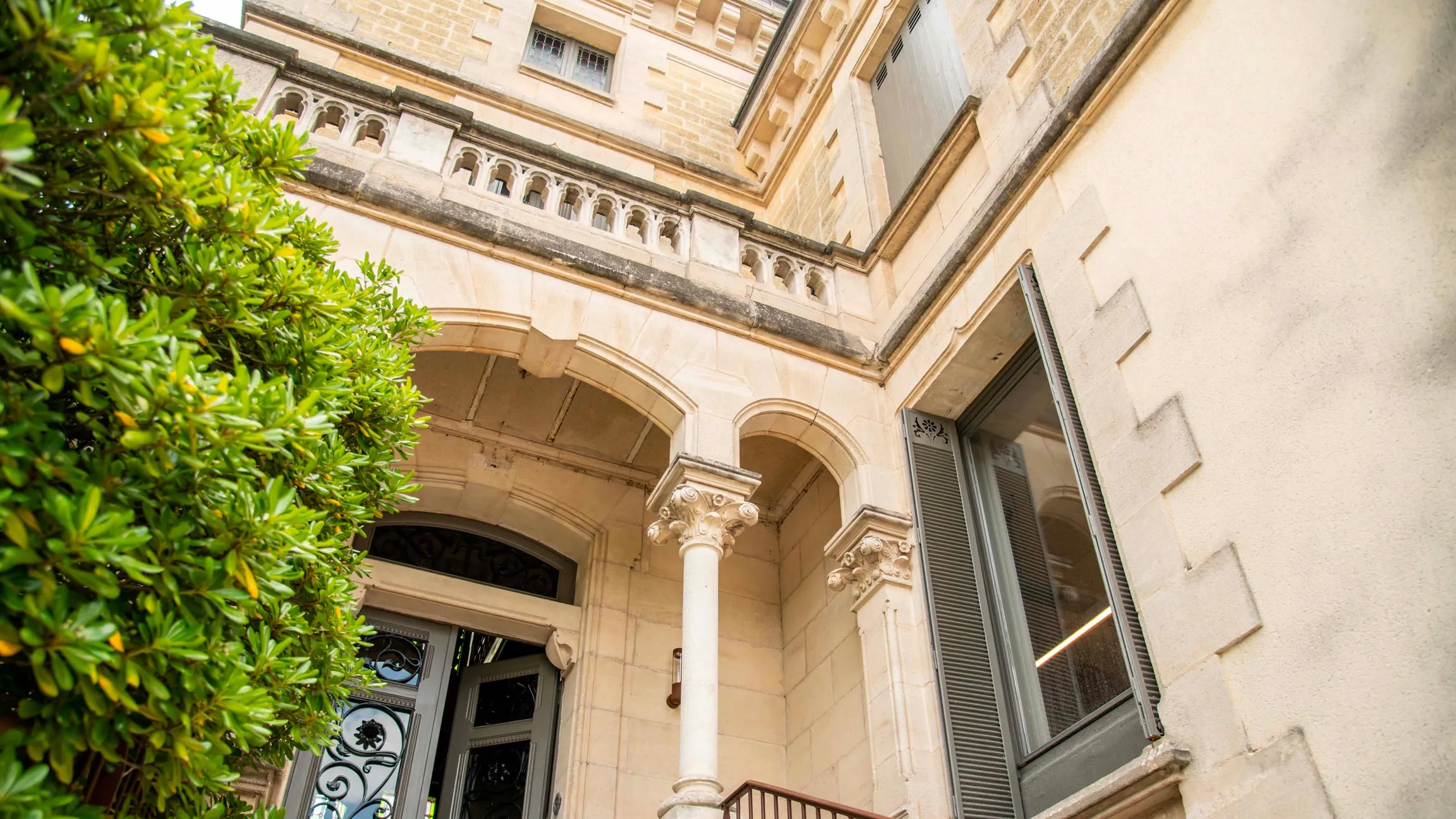 Détail de la façade Belle Époque de Villa Maria, Bordeaux